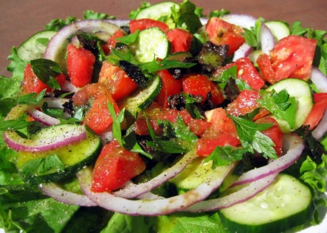 Салат из свежих овощей 130 гр 